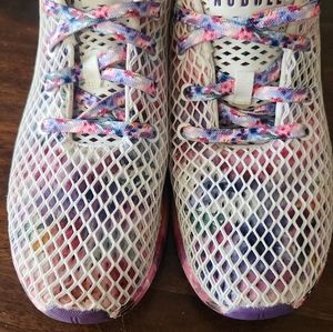 No Bull size 8 floral mesh runner.